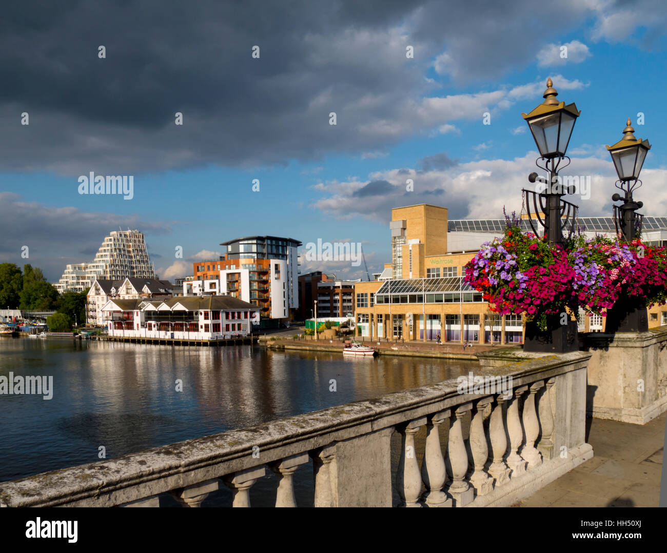 Regno Unito, Inghilterra, Surrey, Kingston upon Thames Scena di fiume Foto Stock