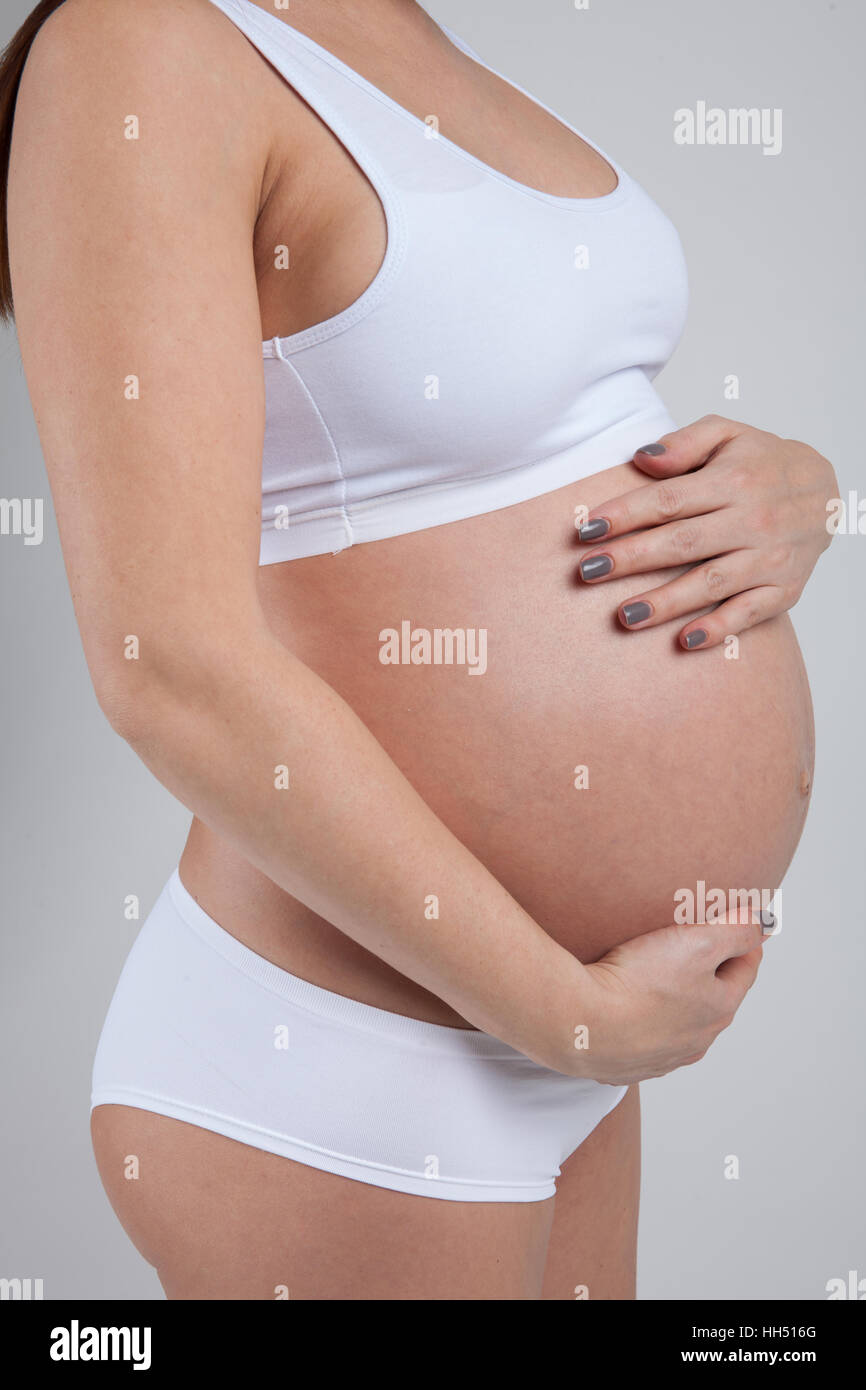 La pancia di una donna in stato di gravidanza Foto Stock