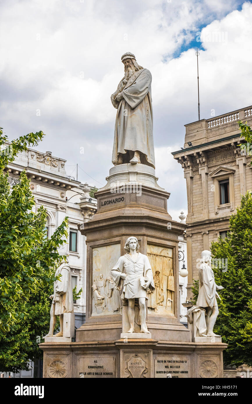 Monumento a Leonardo Da Vinci in Piazza della Scala a Milano, Italia.  Costruito nel 1872, scultore Pietro Magni. Statua di Leonardo su un  piedistallo. Al fo Foto stock - Alamy