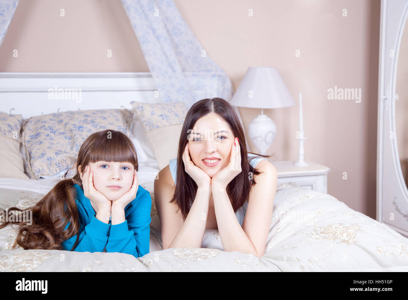 Felice madre e figlia giaceva nel letto e divertirsi. Foto Stock