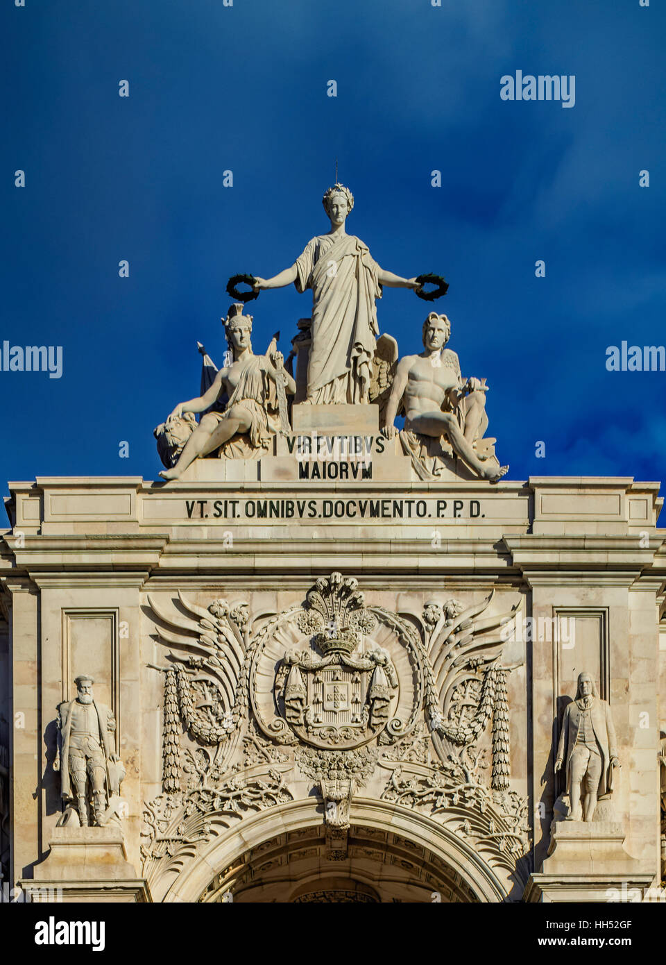 Il Portogallo, Lisbona, Piazza del Commercio, vista la Rua Augusta Arch con statue Gloria Valor gratificante e Genius da Celestin Foto Stock