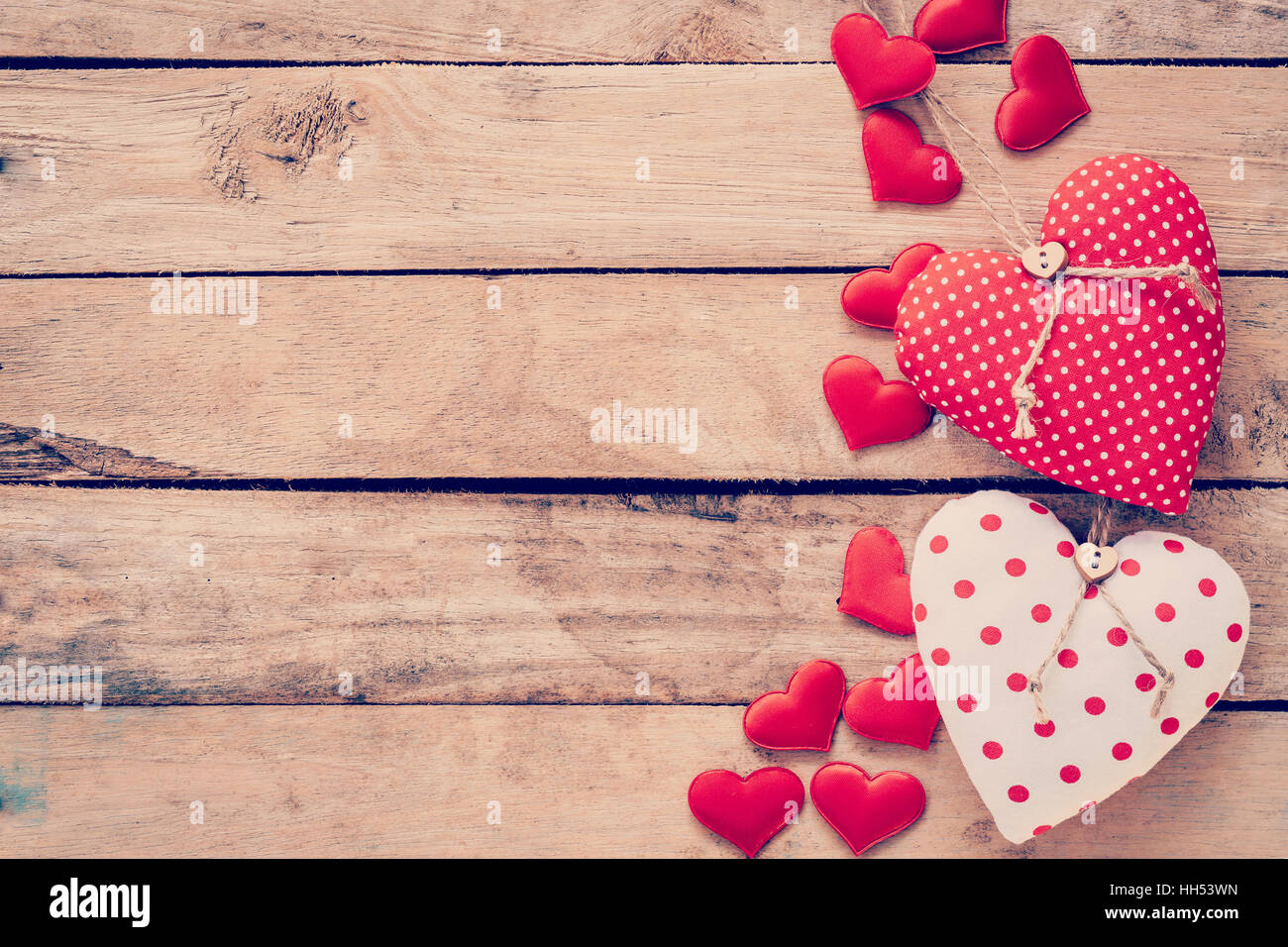 Cuore tessuto telaio sul tavolo di legno dello sfondo. Foto Stock