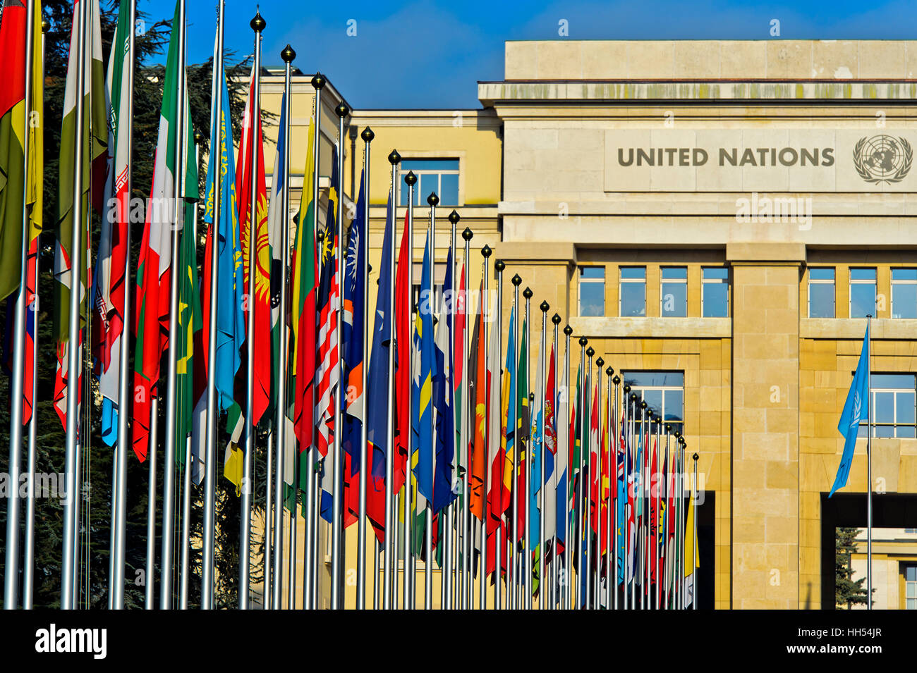 Corte delle bandiere presso l Ufficio delle Nazioni Unite a Ginevra, ONU, Palais des Nations, Ginevra, Svizzera Foto Stock