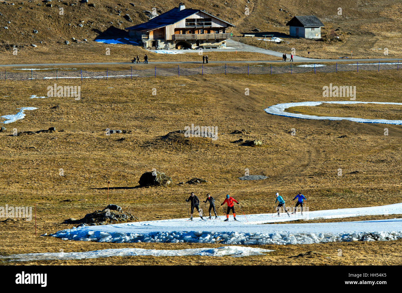I fondisti praticare su piste da sci di fondo di neve artificiale, Espace Nordique des Confins a La Clusaz,Francia Foto Stock