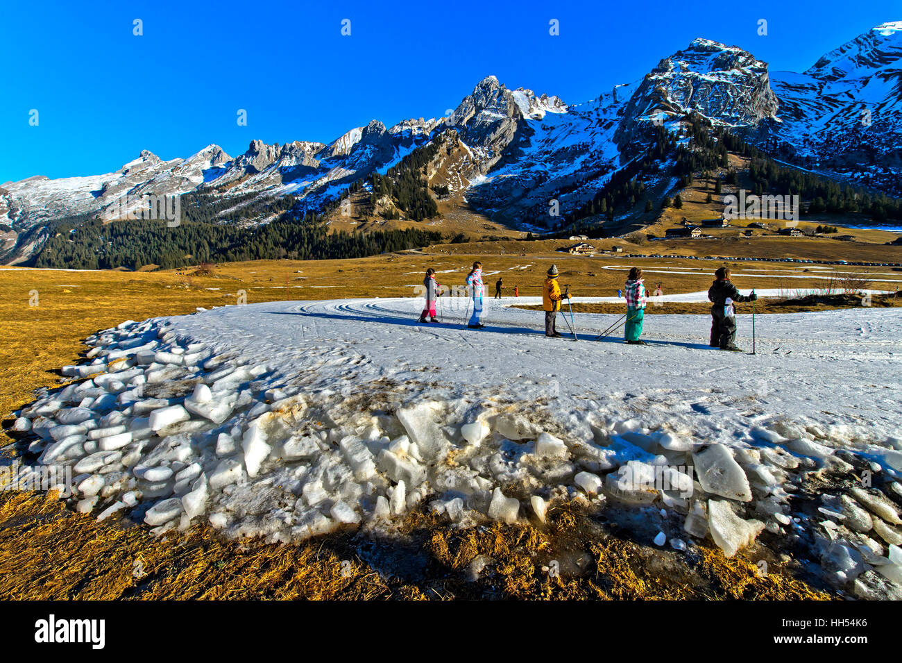 Gruppo di ragazzi practicising sci di fondo corre sul fatto di neve artificiale, La Clusaz, Alta Savoia, Francia Foto Stock