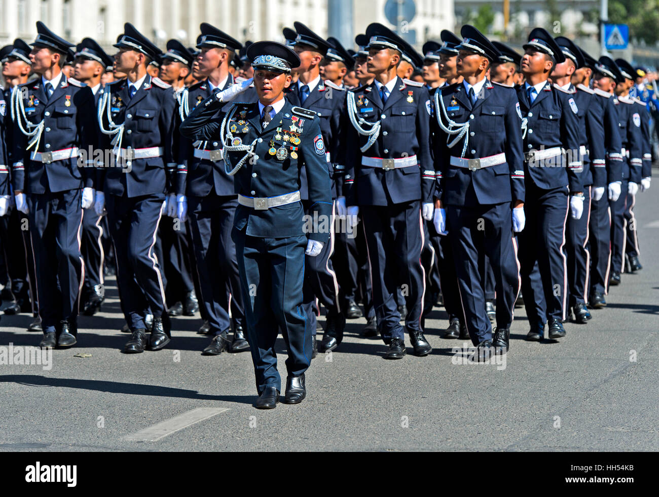 Unità della polizia mongola ad una parata, Ulaanbaatar, in Mongolia Foto Stock