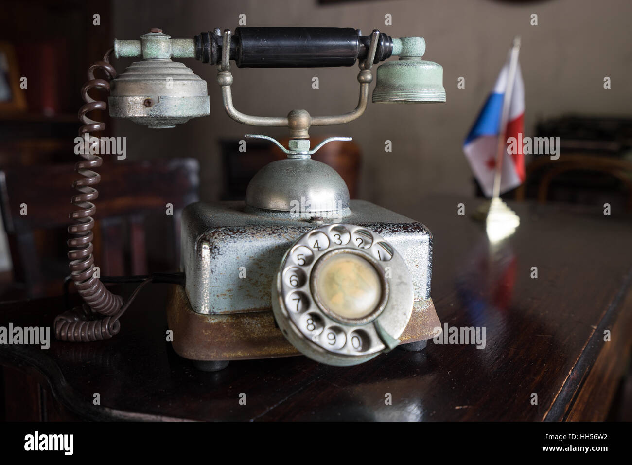 Vintage telefono impostato su un tavolo antico con bandiera di Panama Foto Stock