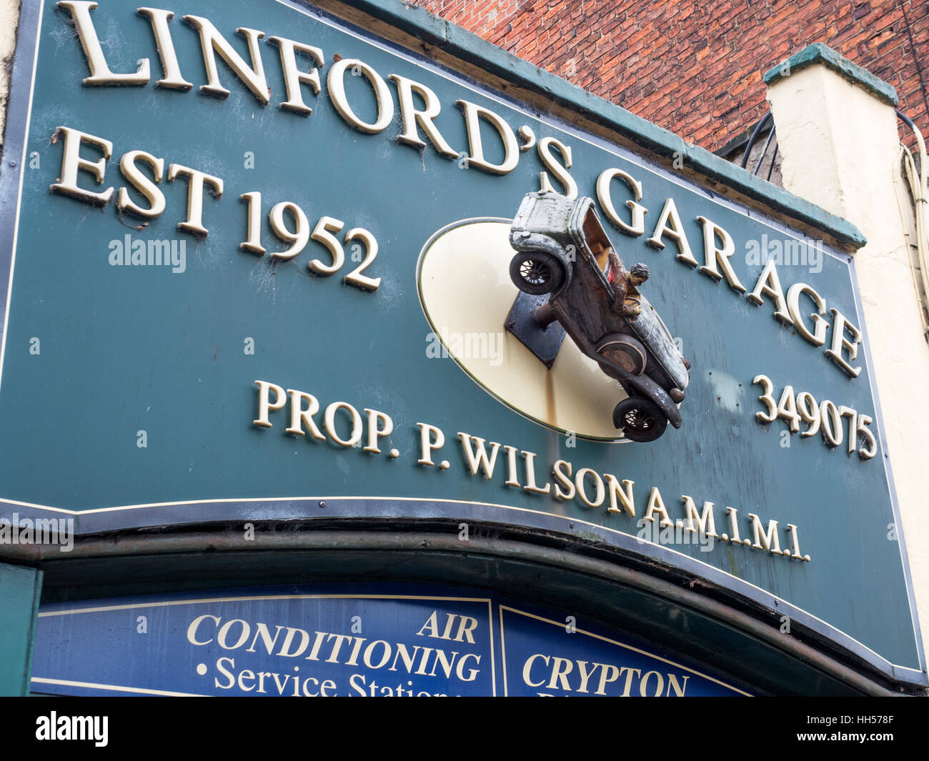 Segno ornamentali in Garage Linfords South Parade Doncaster South Yorkshire Inghilterra Foto Stock