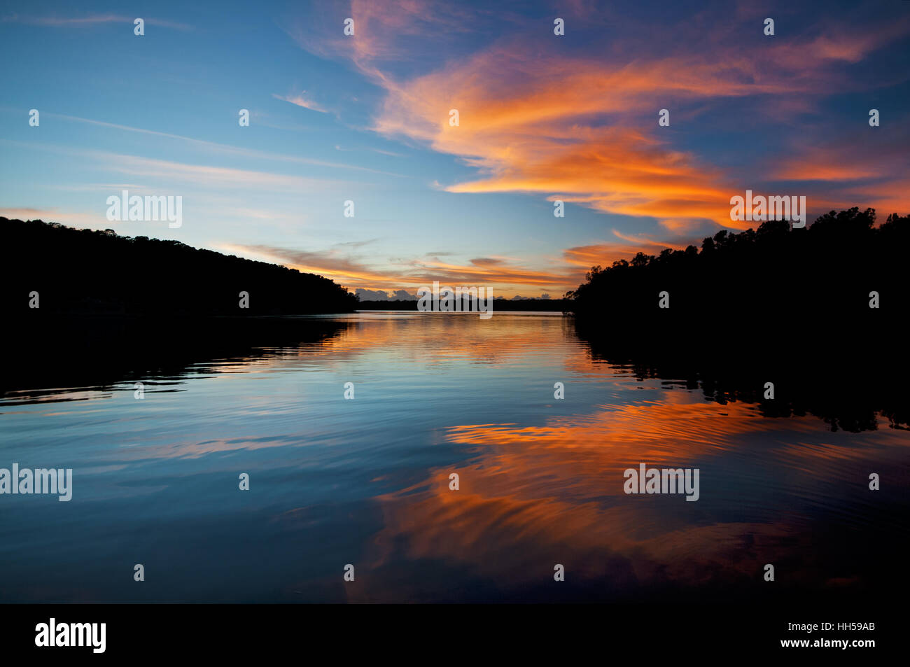 Sunrise riflessioni sul lago Myall in Myall Lakes National Park. Foto Stock