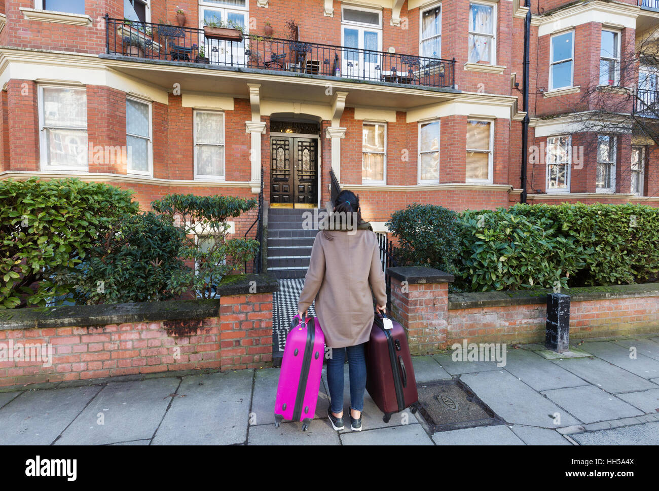 Una giovane donna di affittare un appartamento a Londra, Maida Vale London REGNO UNITO Foto Stock