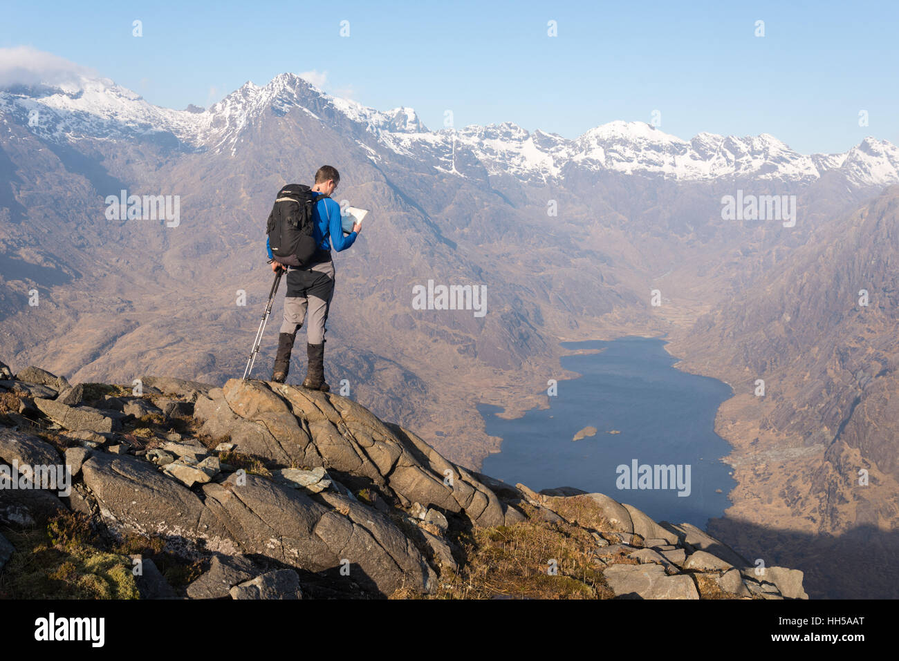 Walker guardando fuori sopra Loch Coruisk e il Cuillin da Sgurr na stri sull'Isola di Skye in Scozia. Foto Stock