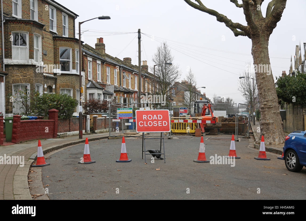 Chiusura della strada in una Londra sud strada residenziale per permettere acqua principali e di fognature riparazioni presso il fornitore Thames Water. Regno Unito Foto Stock