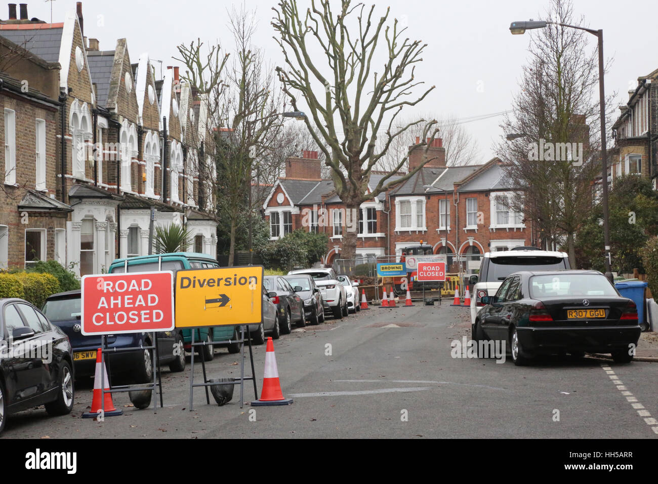 Chiusura della strada in una Londra sud strada residenziale per permettere acqua principali e di fognature riparazioni presso il fornitore Thames Water. Regno Unito Foto Stock