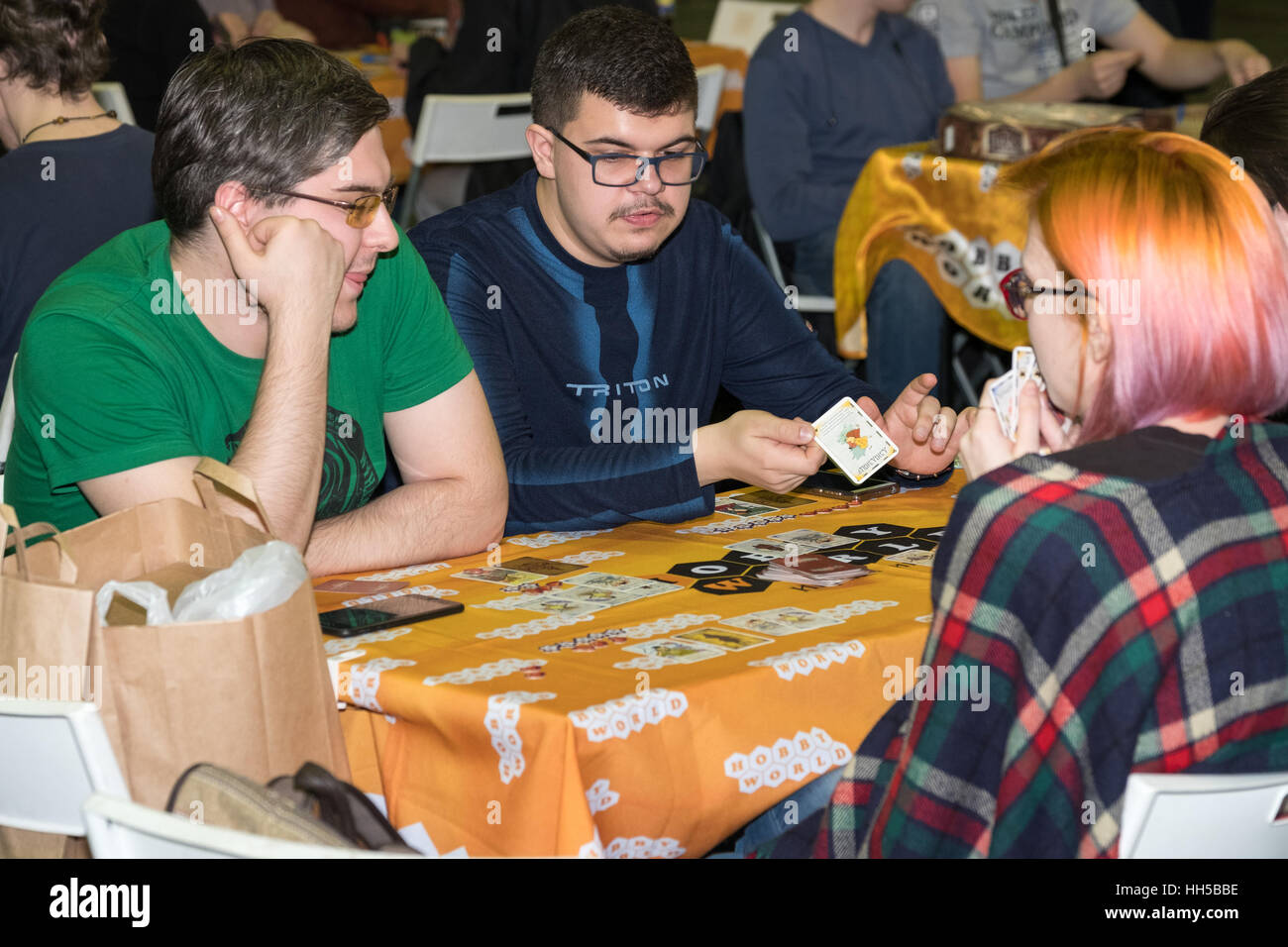 Persone giocare gioco da tavolo presso il festival Gamefilmexpo Foto Stock