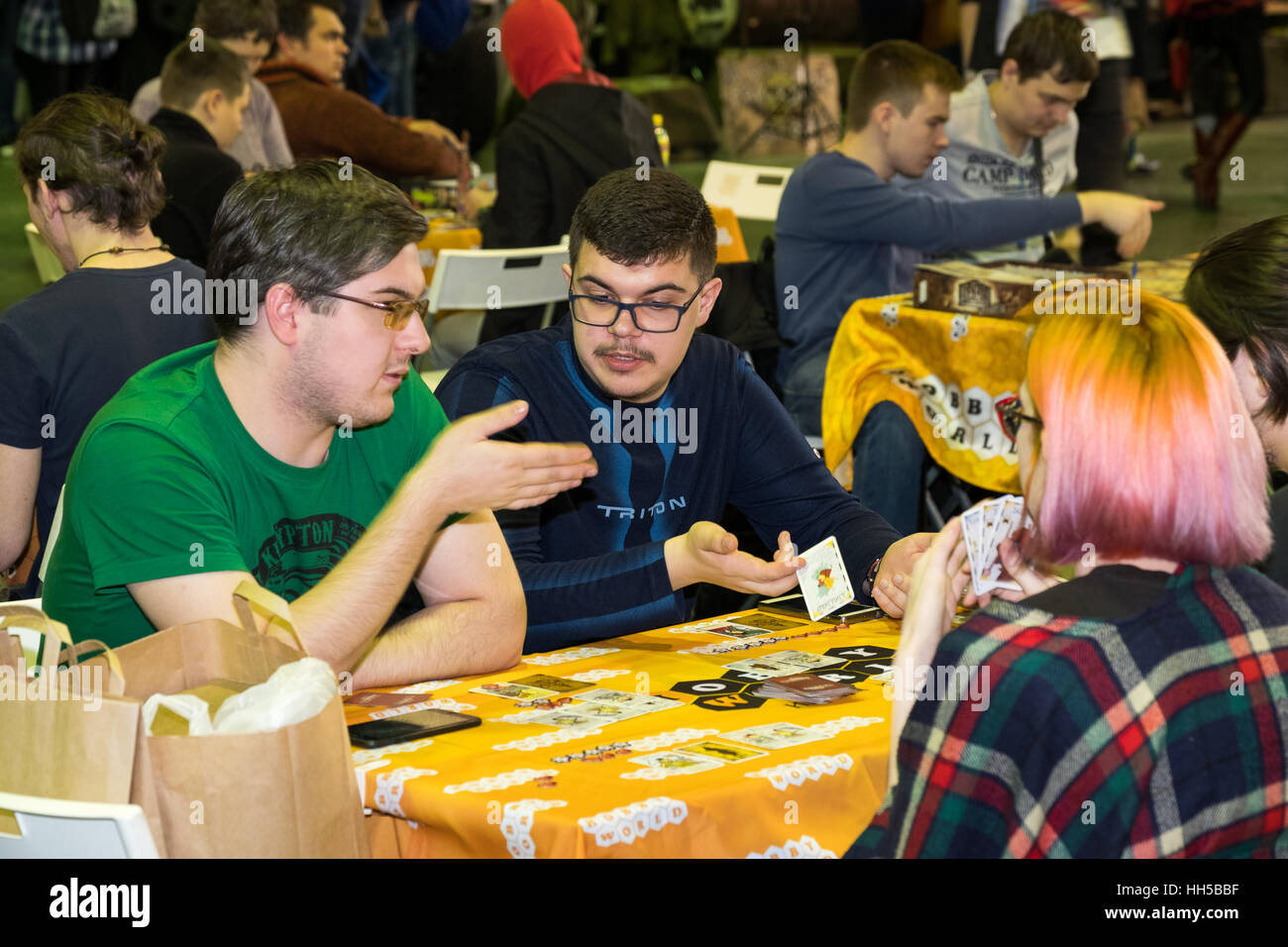 Persone giocare gioco da tavolo presso il festival Gamefilmexpo Foto Stock