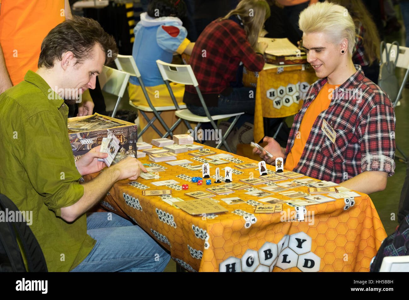 Persone giocare gioco da tavolo presso il festival Gamefilmexpo Foto Stock