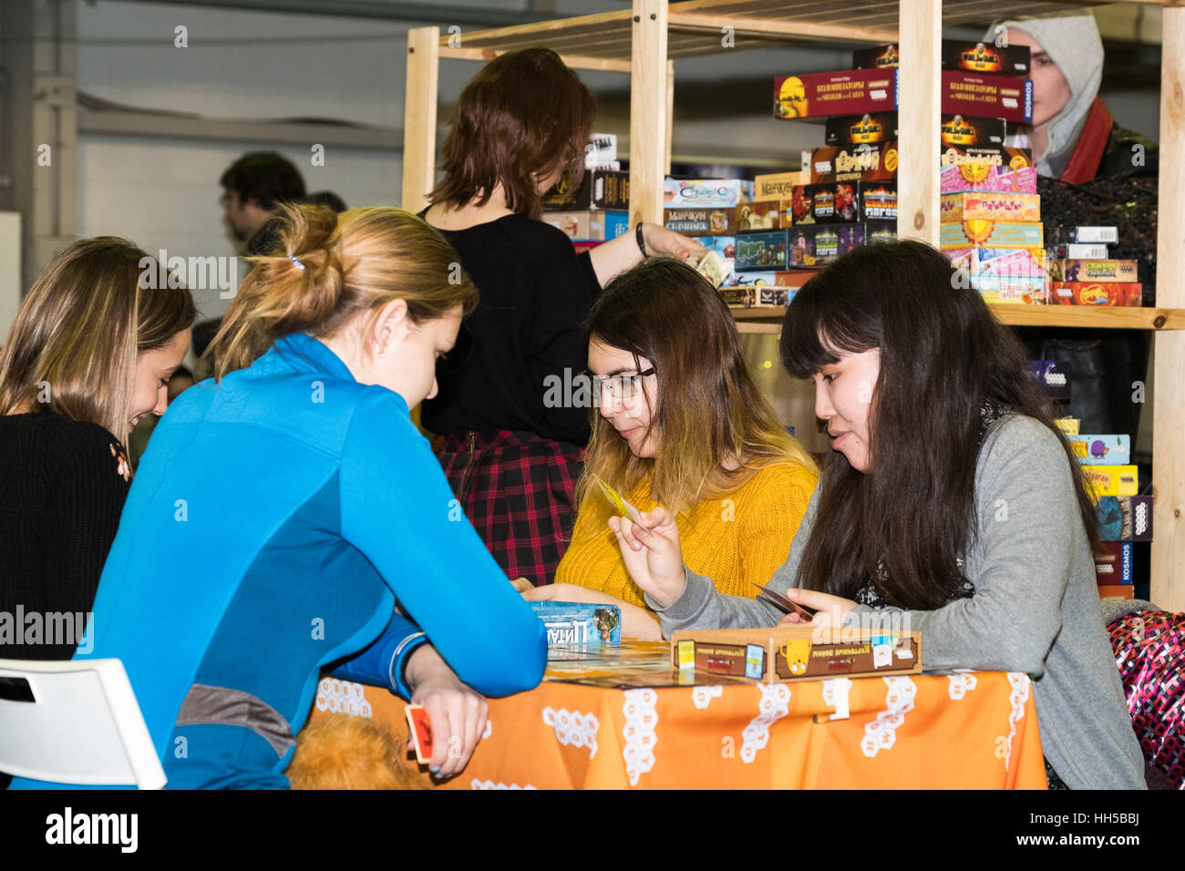 Persone giocare gioco da tavolo presso il festival Gamefilmexpo Foto Stock