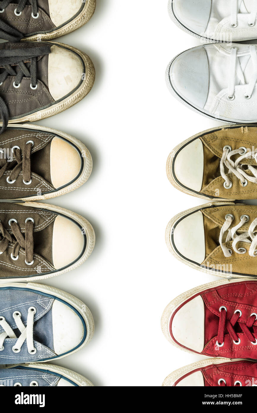 Il vintage sneakers isolati su sfondo bianco. Vista dall'alto. Foto Stock