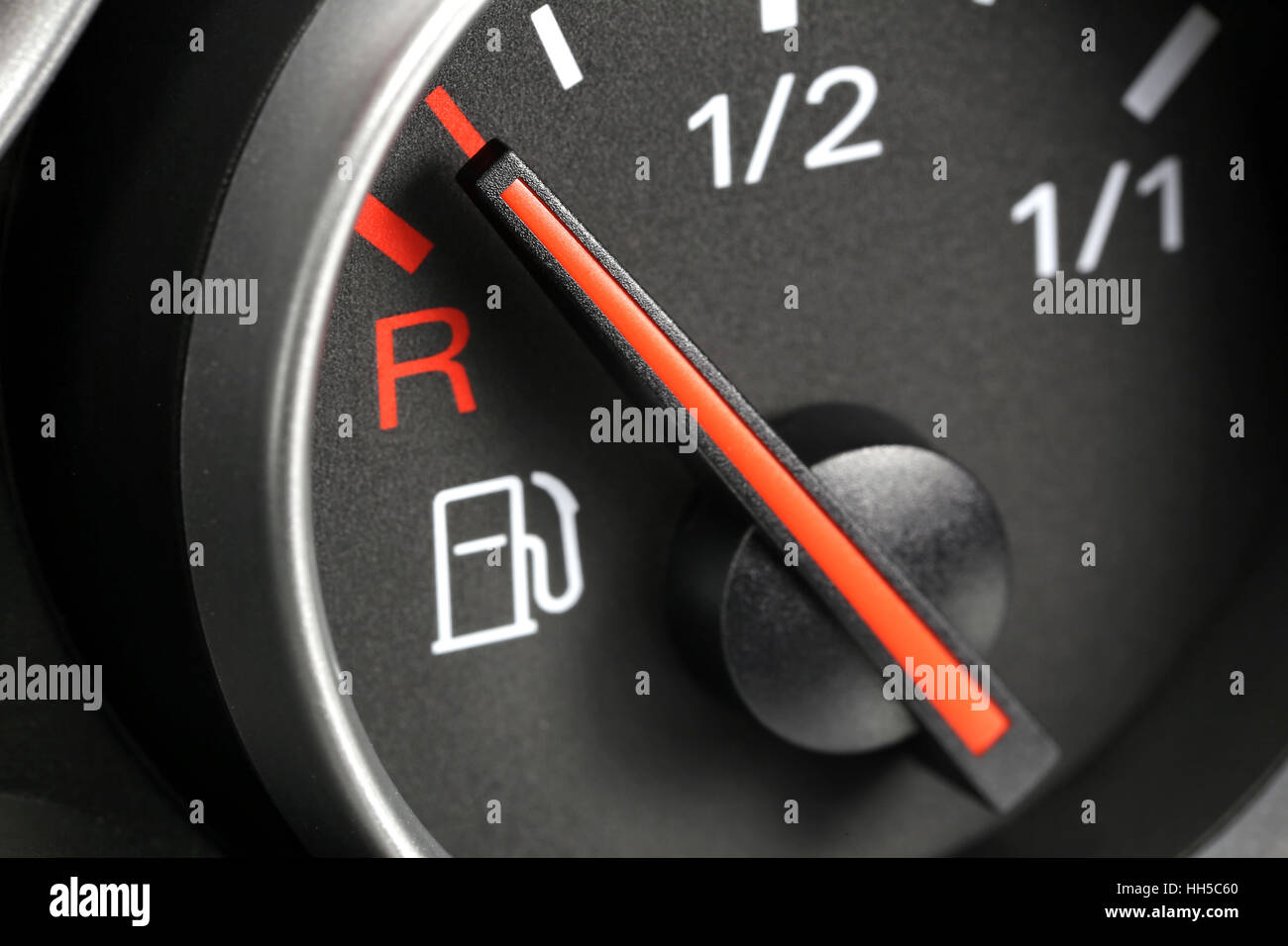 Indicatore di livello carburante nel cruscotto di automobile - vuoto Foto Stock