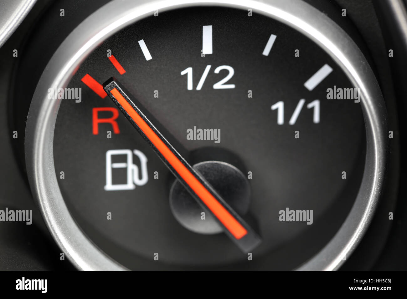 Indicatore di livello carburante nel cruscotto di automobile - vuoto Foto Stock