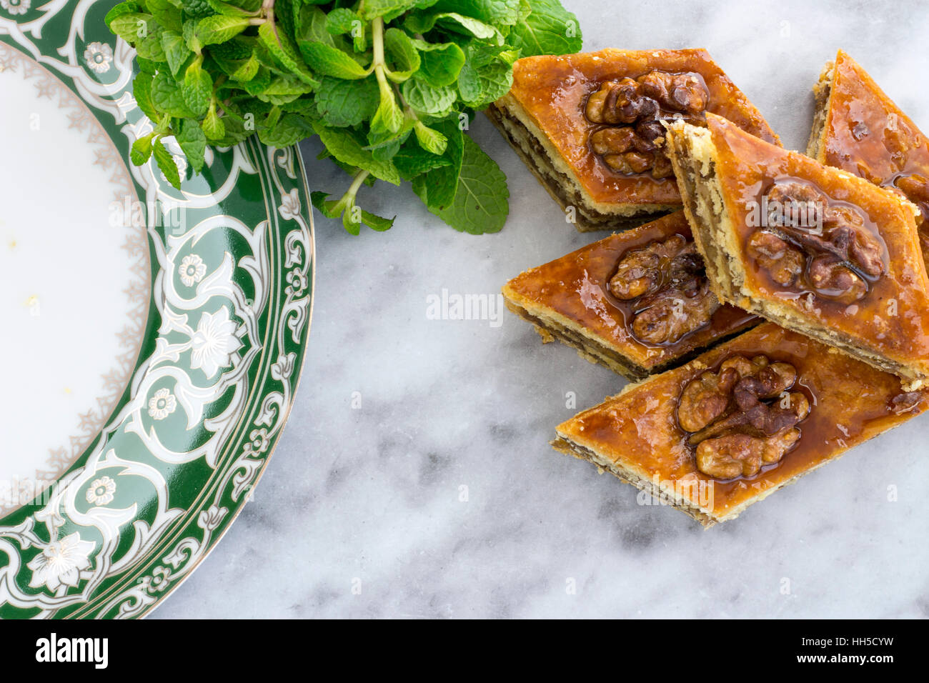 Il miele il baklava sul piattino con design orientale Foto Stock