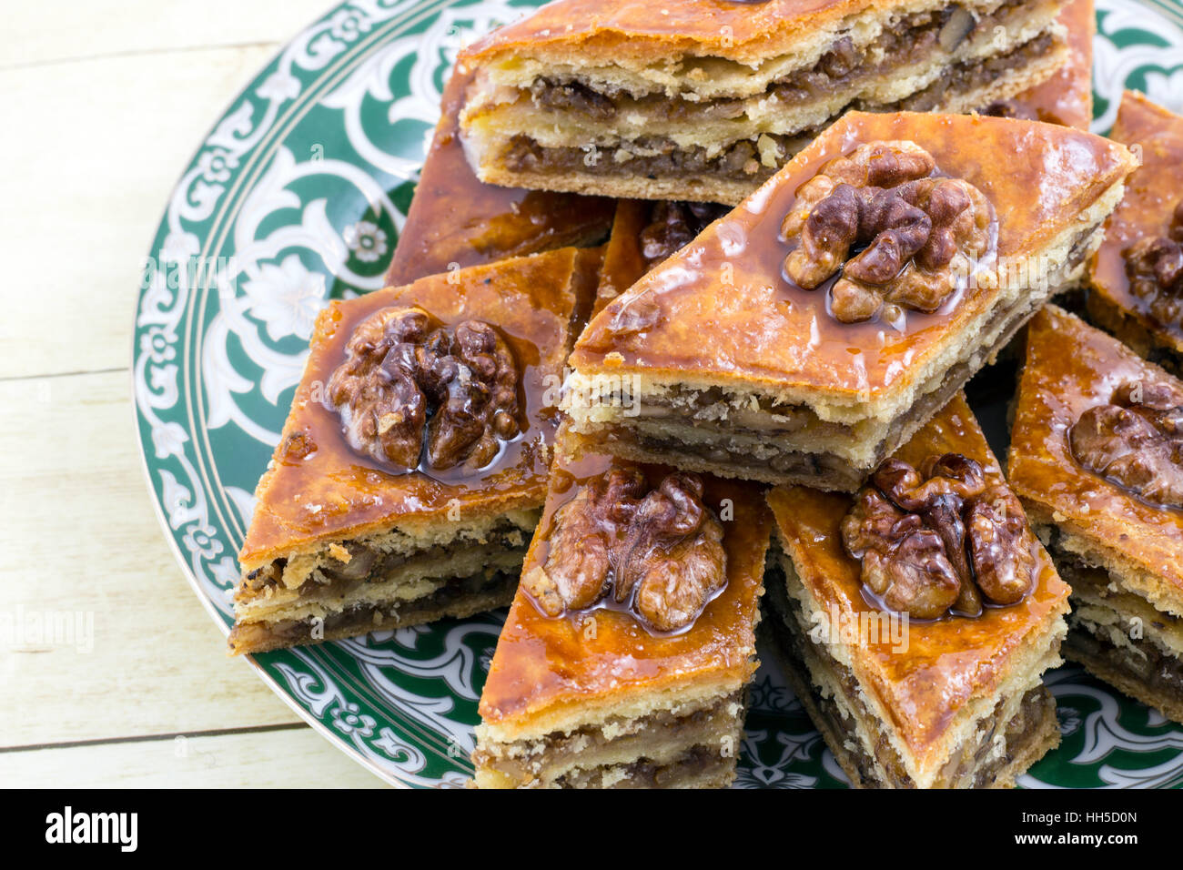 Il miele il baklava sul piattino con design orientale Foto Stock