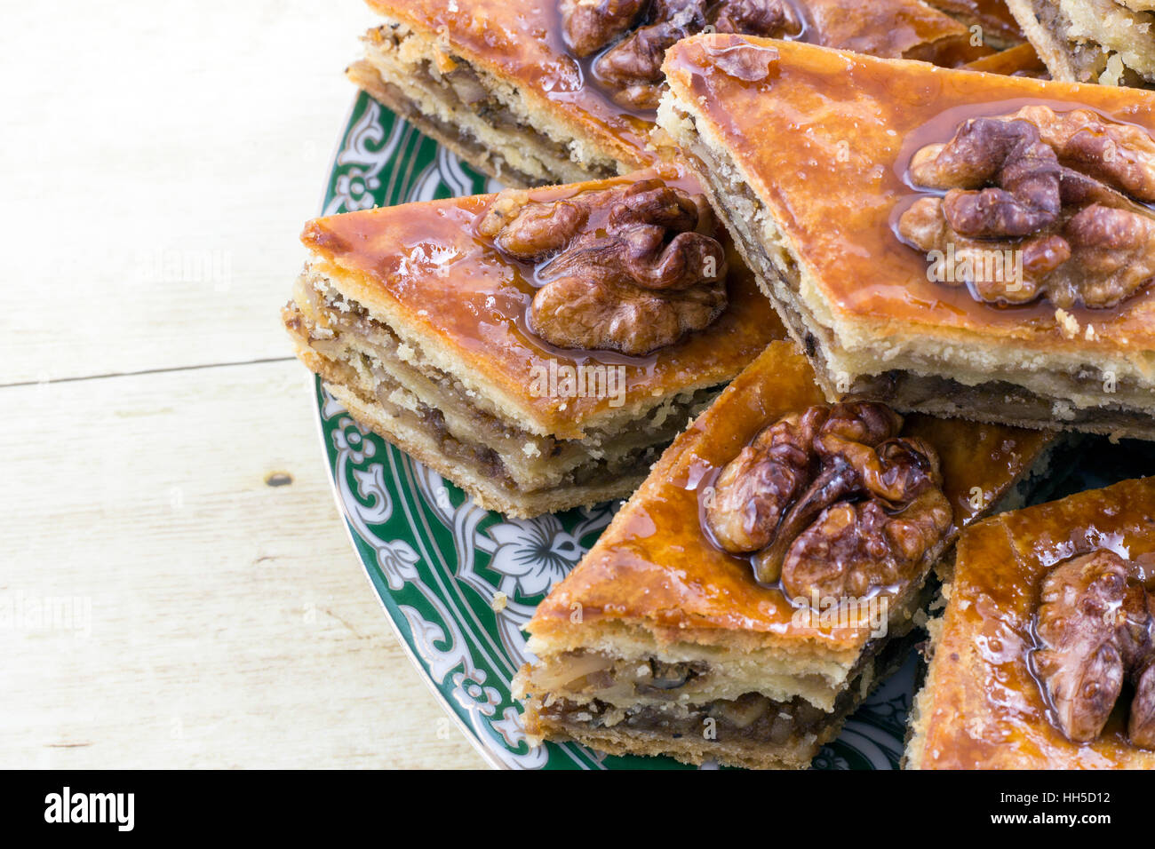 Il miele il baklava sul piattino con design orientale Foto Stock