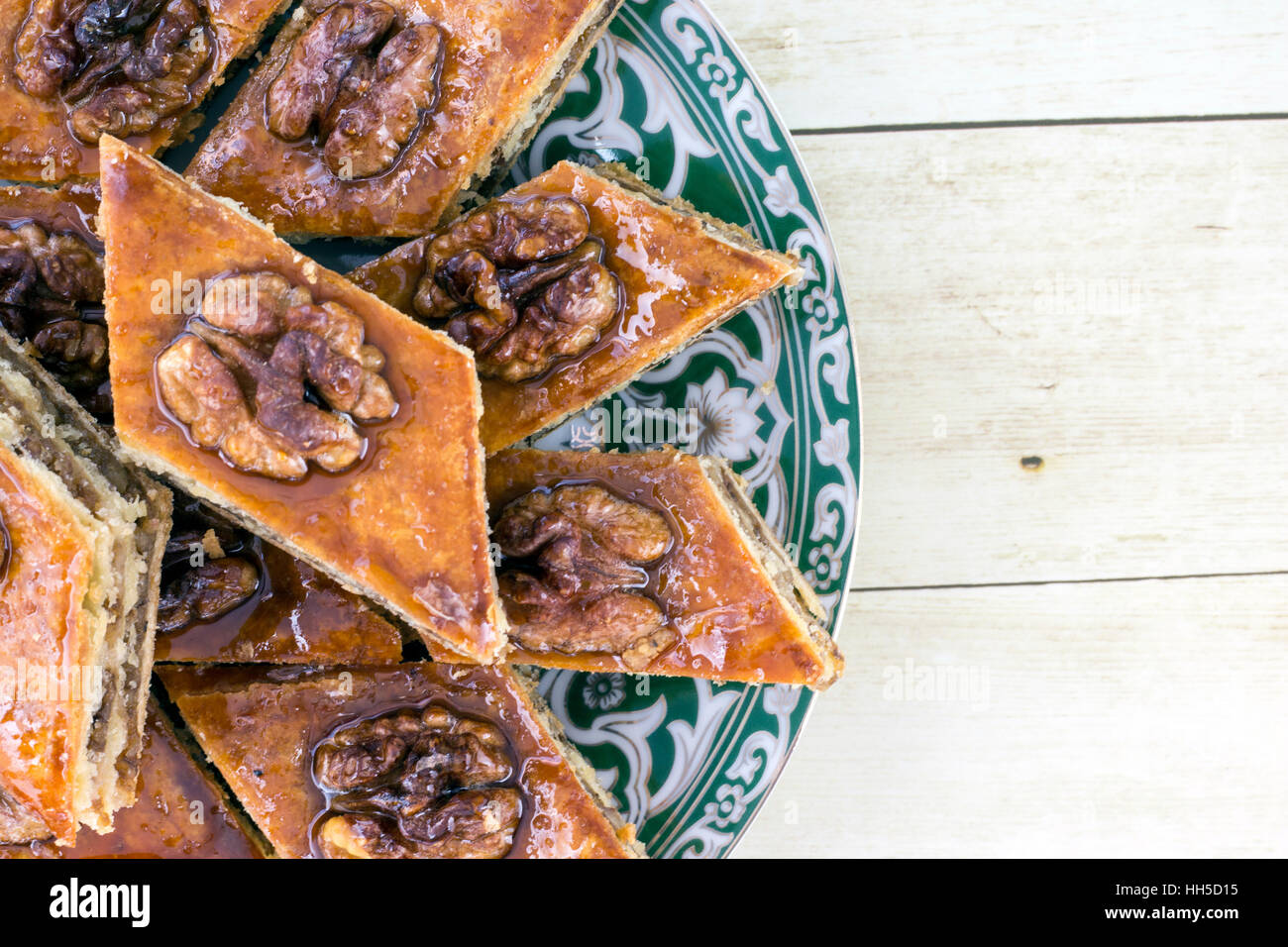 Il miele il baklava sul piattino con design orientale Foto Stock