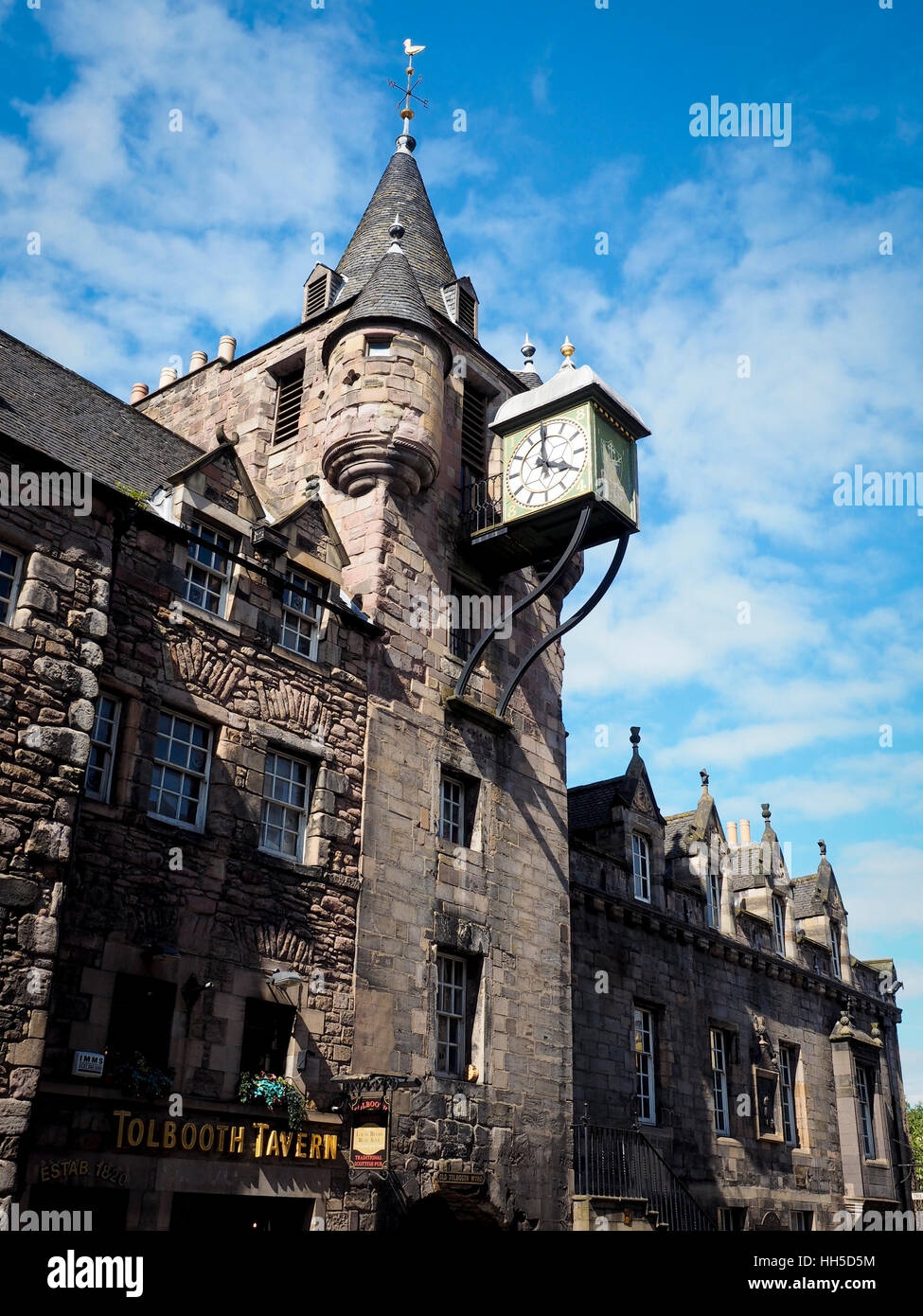 Altes Haus mit Uhr in Edinburgh Foto Stock
