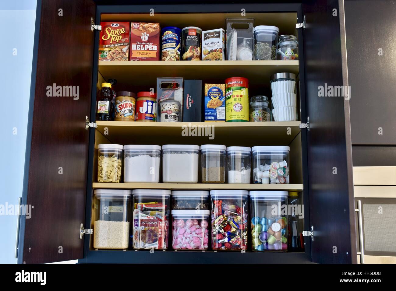 Dispensa organizzazione in una moderna cucina Foto stock - Alamy