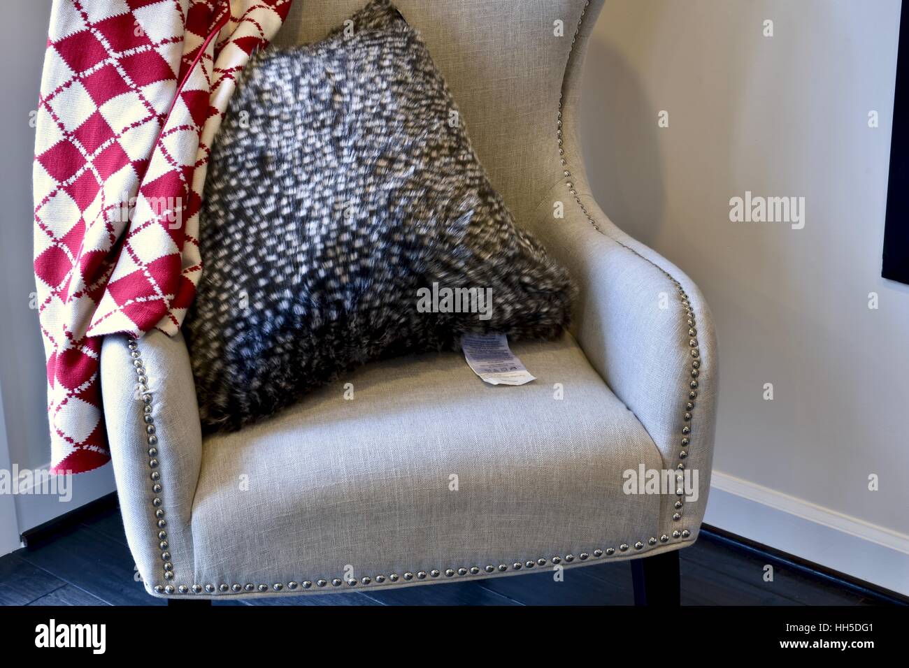 Sedia bianca con accento cuscino e coperta in casa moderna Foto Stock