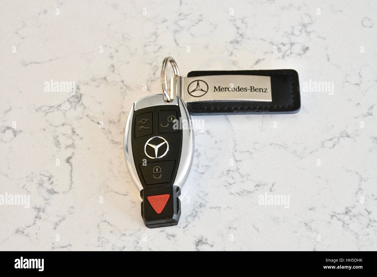 Mercedes Benz portachiavi su marmo bianco superficie Foto stock - Alamy