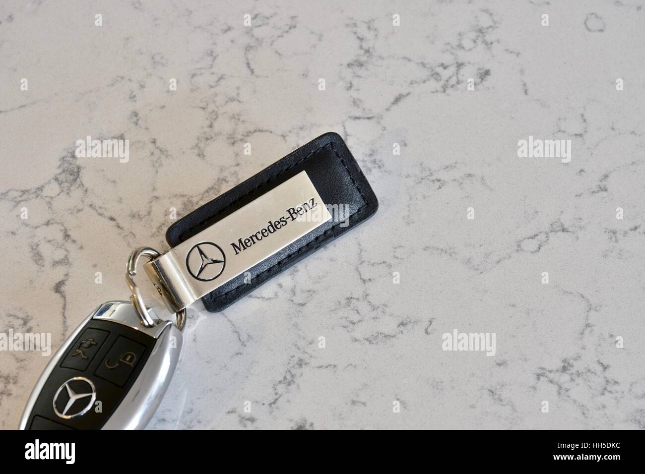 Mercedes Benz portachiavi su un marmo bianco di superficie Foto stock -  Alamy