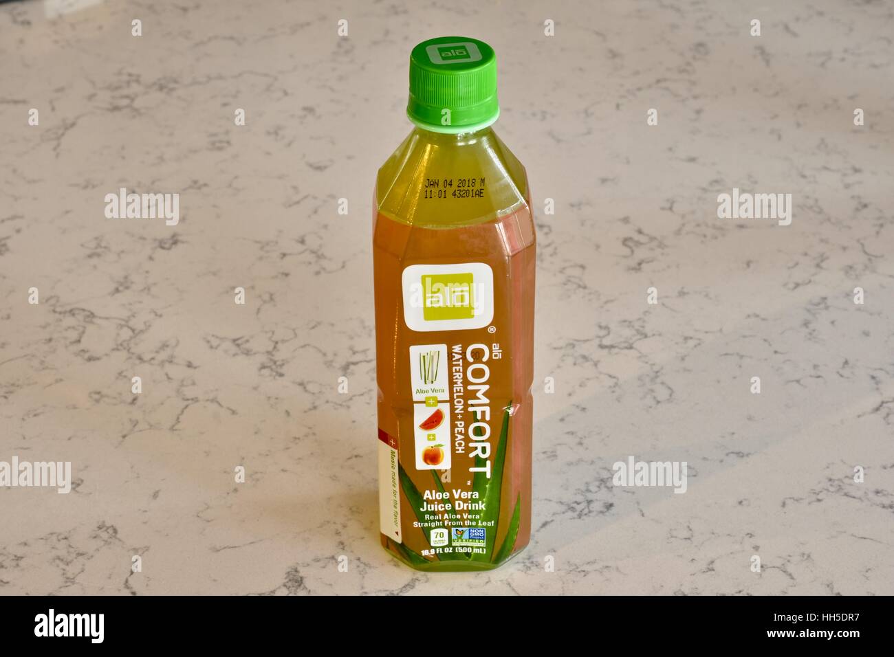 Aloe Vera bere il succo su una bianca superficie di marmo Foto Stock