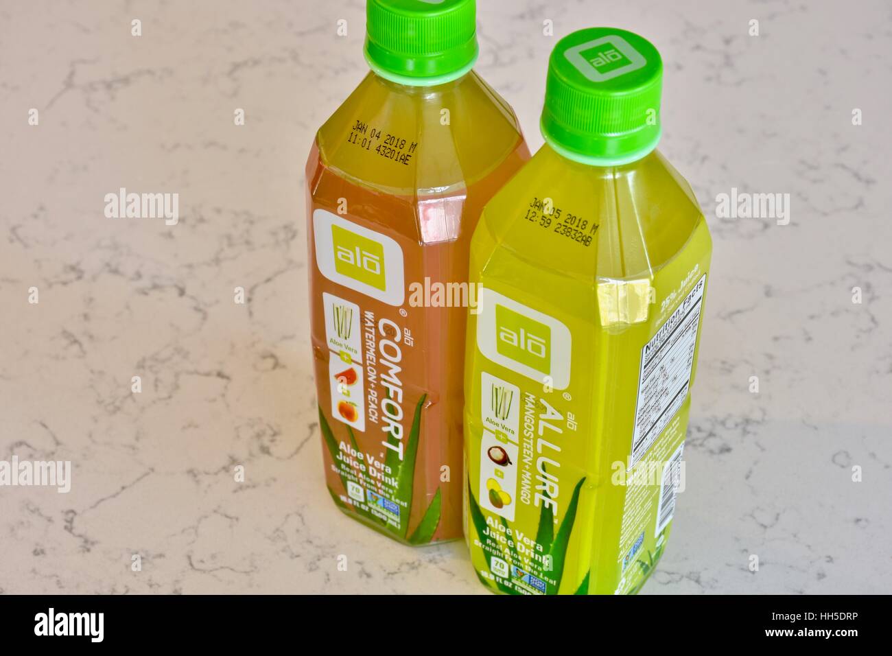 Aloe Vera bere il succo su una bianca superficie di marmo Foto Stock