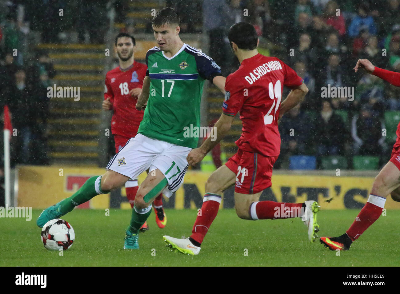 Belfast, Irlanda del Nord. 11 novembre 2016. La Coppa del Mondo di Calcio - Irlanda del Nord 4 Azerbaigian 0. In Irlanda del Nord la Paddy McNair (17). Foto Stock