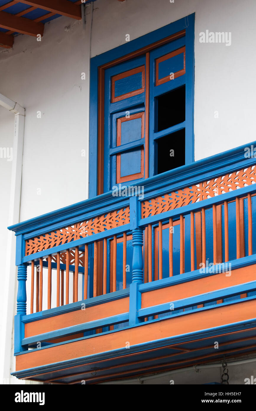 Vista dettagliata del beige e del blu balcone Salento Colombia Foto Stock