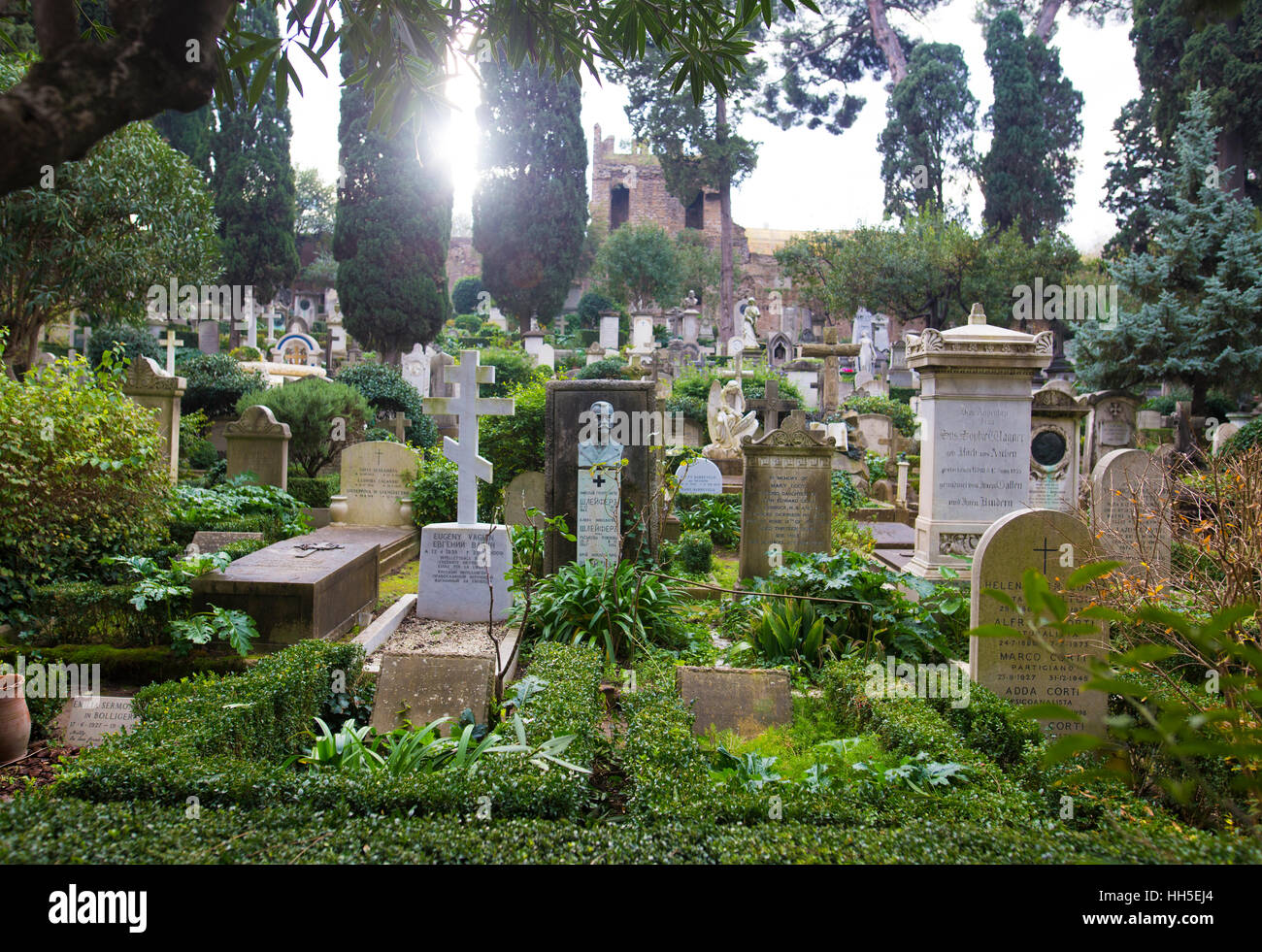 Roma, Italia - 11 dicembre 2016 - Il "Cimitero Acattolico", a cui spesso viene fatto riferimento come il Cimitero Protestante o inglesi nel cimitero Foto Stock