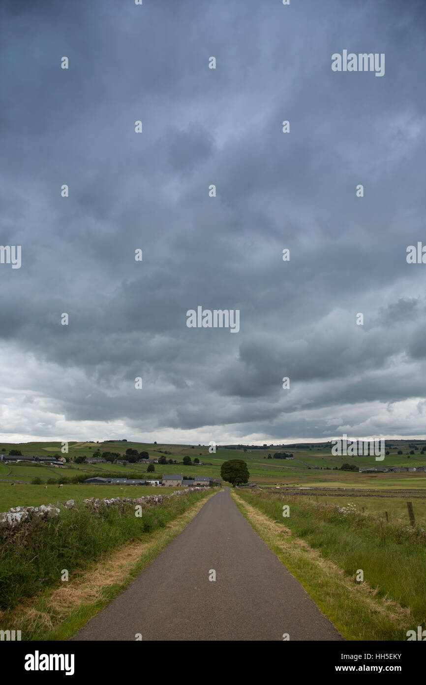 Tempesta di estate si avvicina, Wardlow, Parco Nazionale di Peak District, Derbyshire Foto Stock