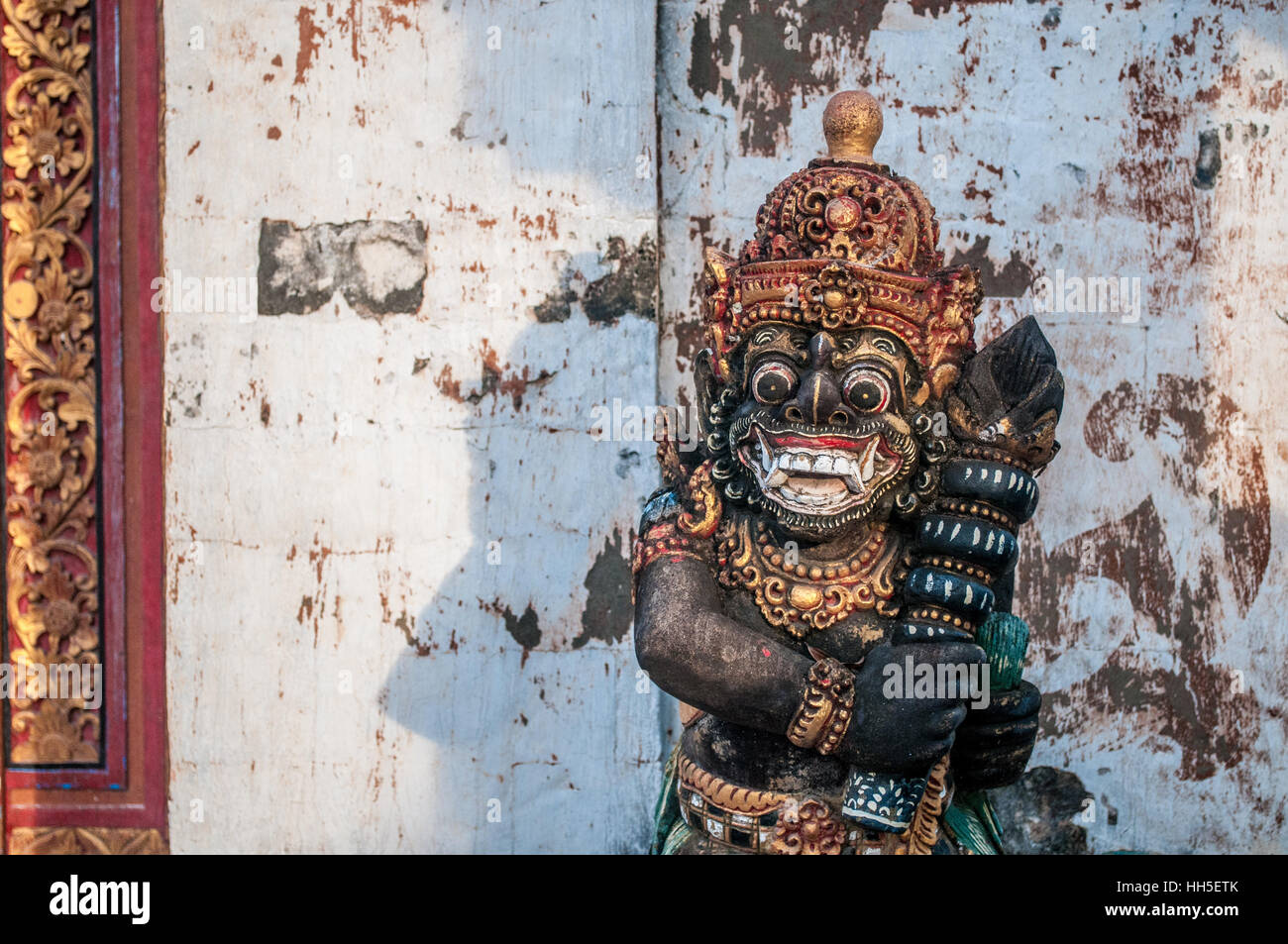 In legno statua religiosa in Lembongan, Bali, Indonesia Foto Stock