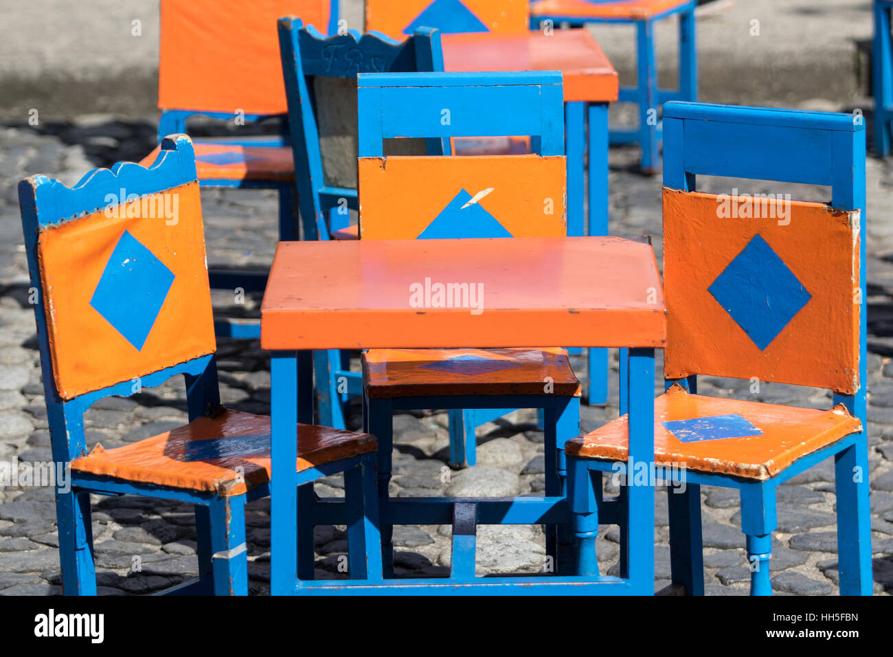 Colorate torna in cuoio Sedie all'aperto nella città coloniale di El Jardin Colombia Foto Stock