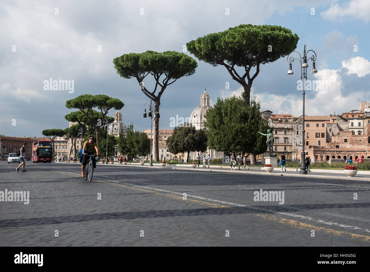 Bella strada Romana con antichi edifici e alberi di pino, Roma, Italia, Europa Foto Stock