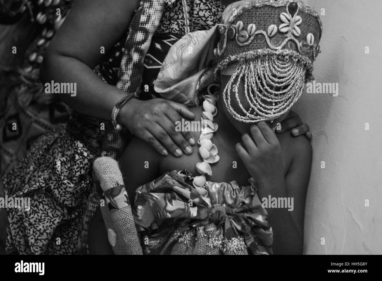 Una madre e figlia di attendere per eseguire un tradizionale Afro-brasiliana danza religiosa in una scuola di Santa Teresa, Rio de Janeiro. Foto Stock