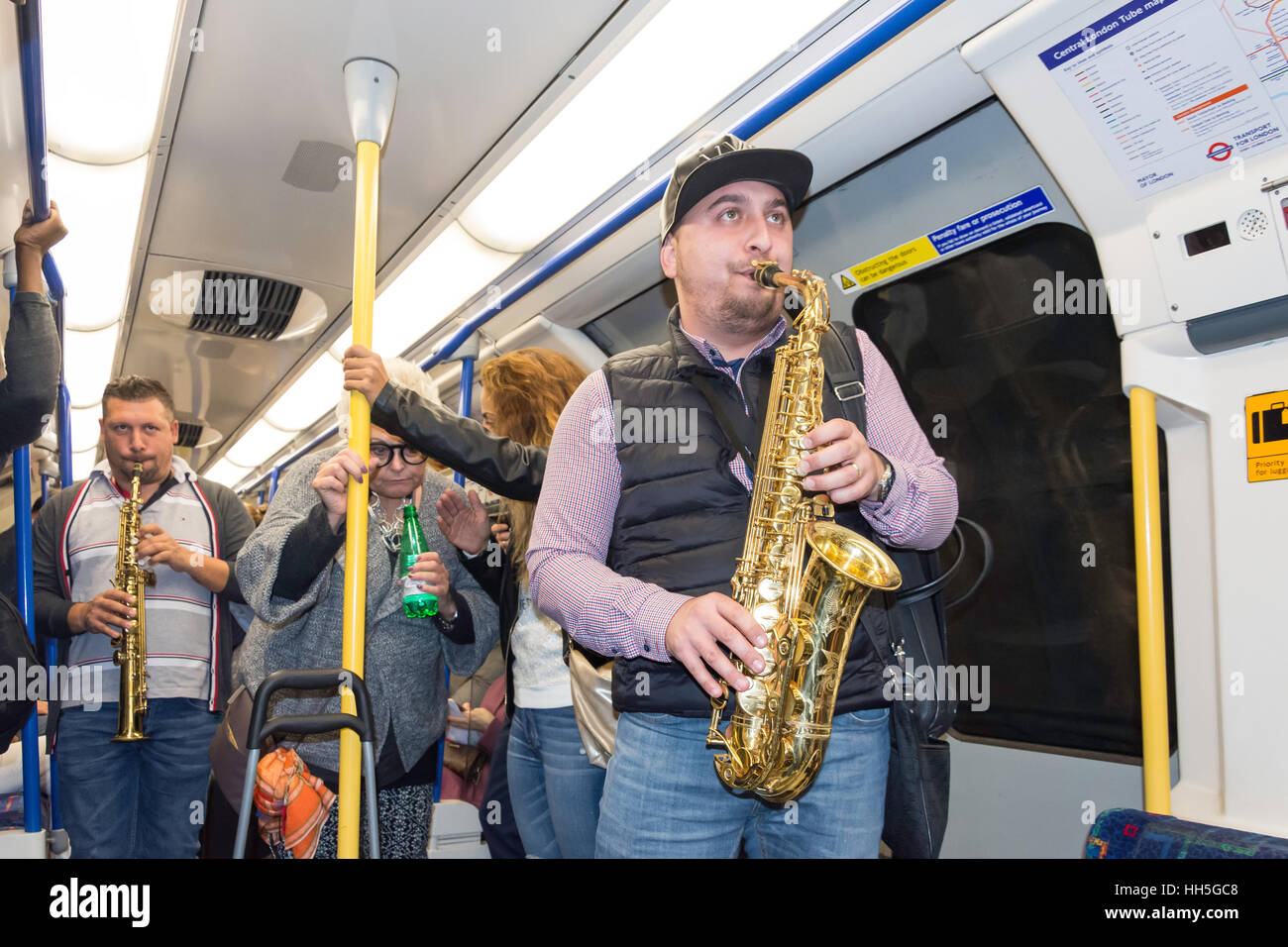 Buskers riproduzione di musica nella metropolitana di Londra Trasporto, West End, la City of Westminster, Greater London, England, Regno Unito Foto Stock