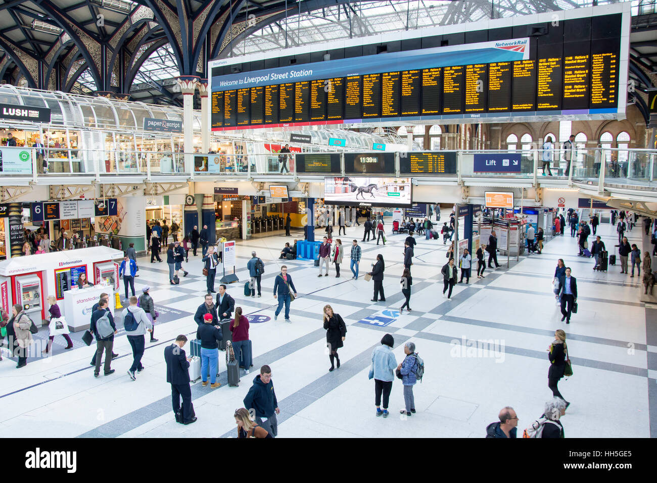 Atrio Interno, Liverpool Street Station, Bishopsgate, City of London, Londra, Inghilterra, Regno Unito Foto Stock