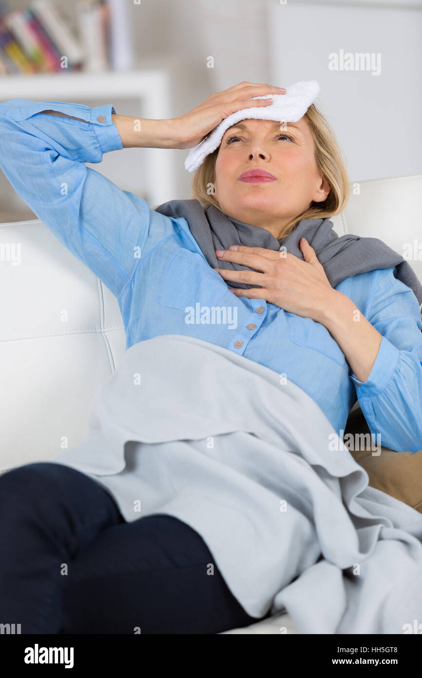 La sofferenza della donna si tiene il capo Foto Stock