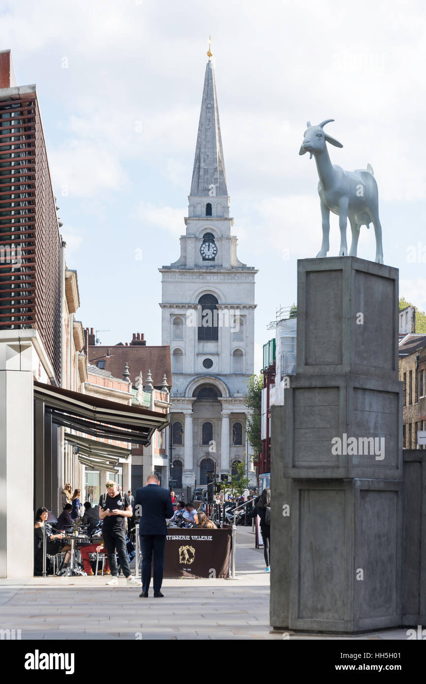 La Chiesa di Cristo Spitalfields & "io" Capra statua, Brushfield Street, Spitalfields, City of London, Londra, Inghilterra, Regno Unito Foto Stock