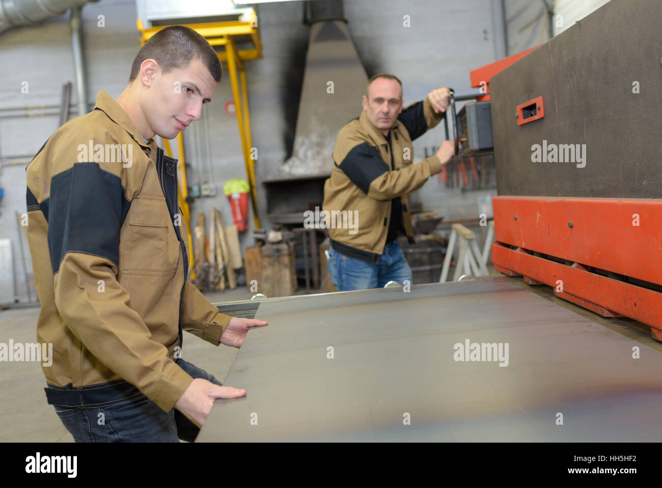 Maschio occupato lavoratori in fabbrica Foto Stock