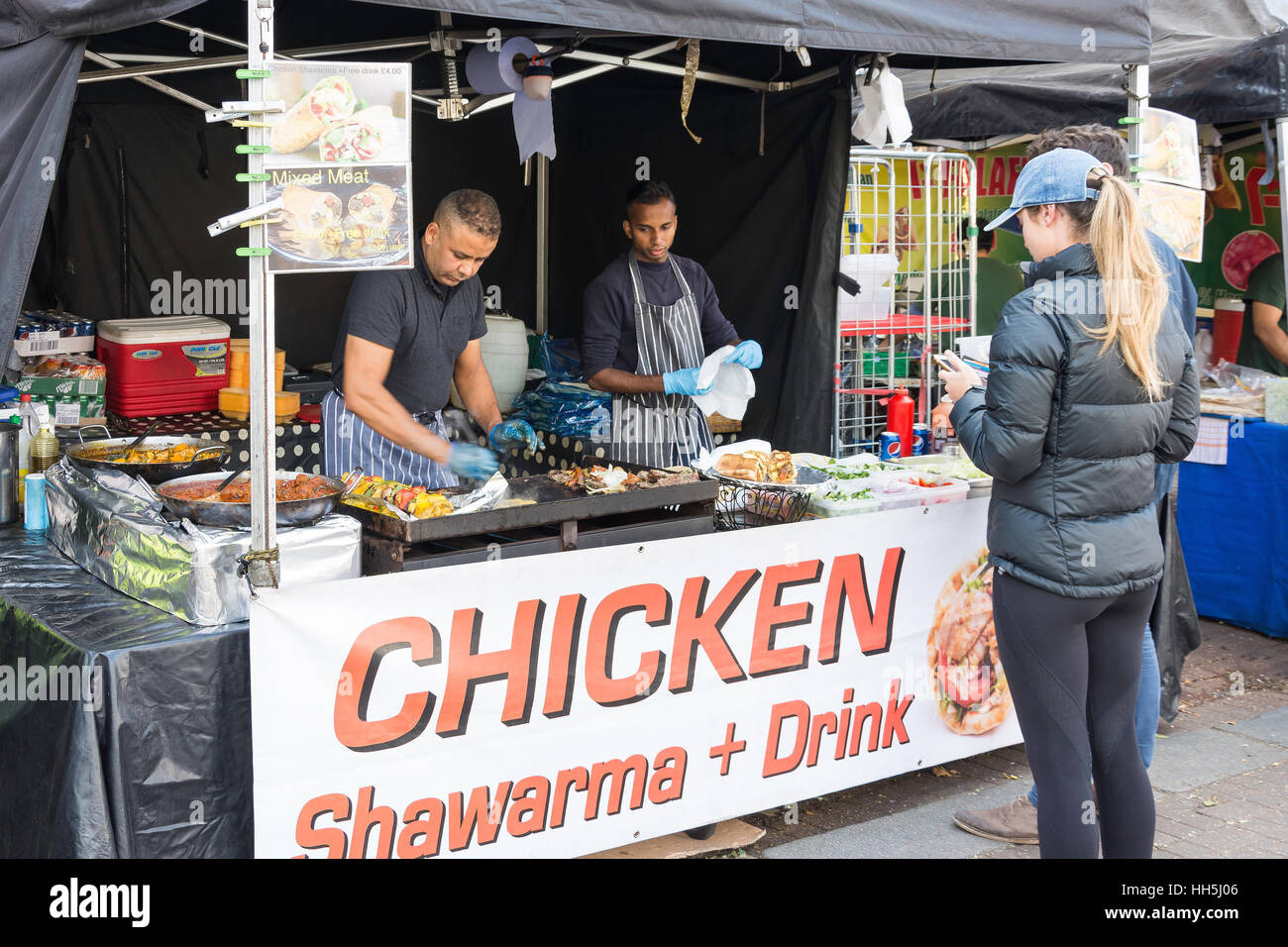 Shawarma di pollo street stallo, Bethnal Green Road, Shoreditch, London Borough of Hackney, Londra, Inghilterra, Regno Unito Foto Stock