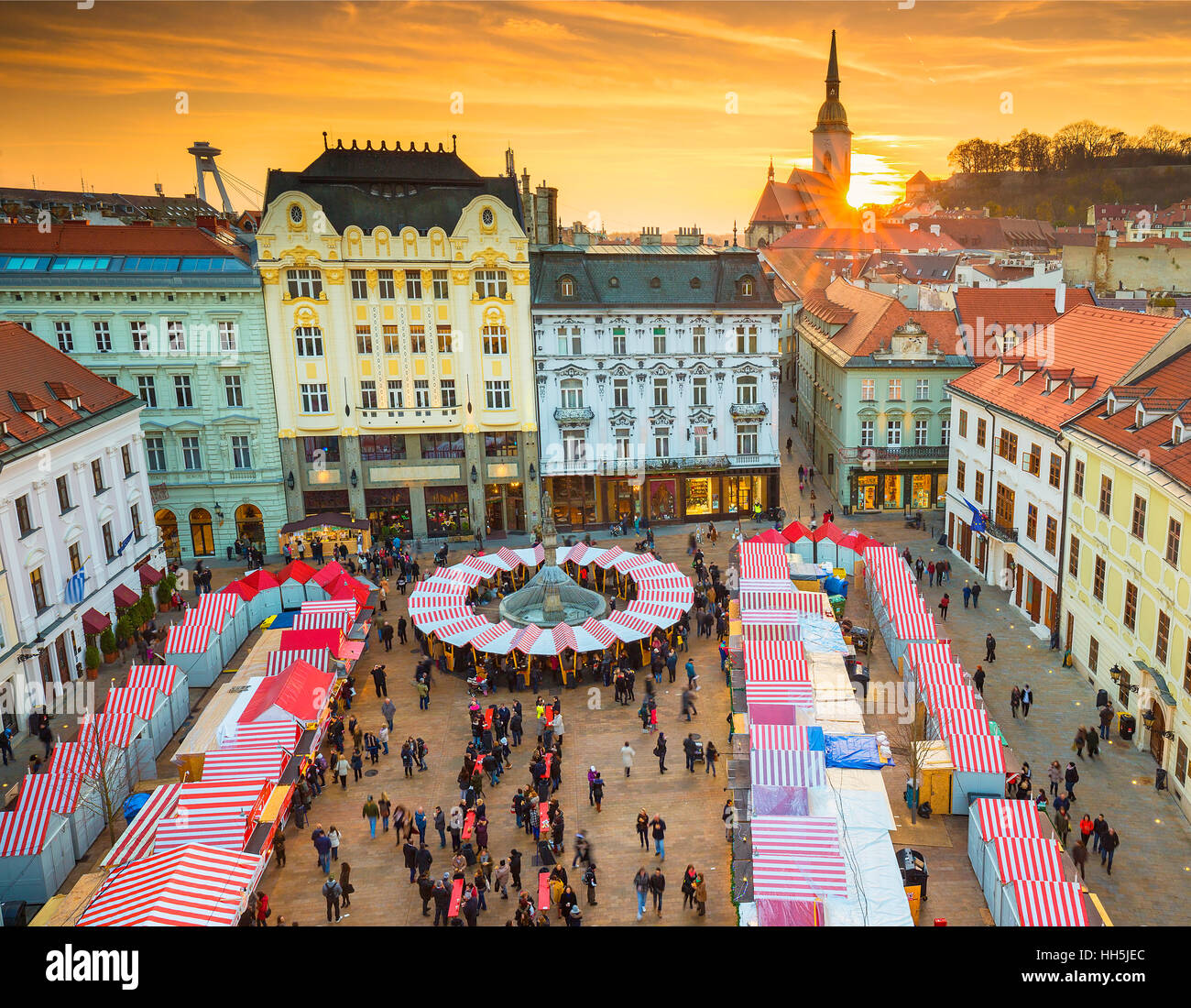 Vista sul mercato di Natale nella piazza principale di Bratislava, Slovacchia Foto Stock